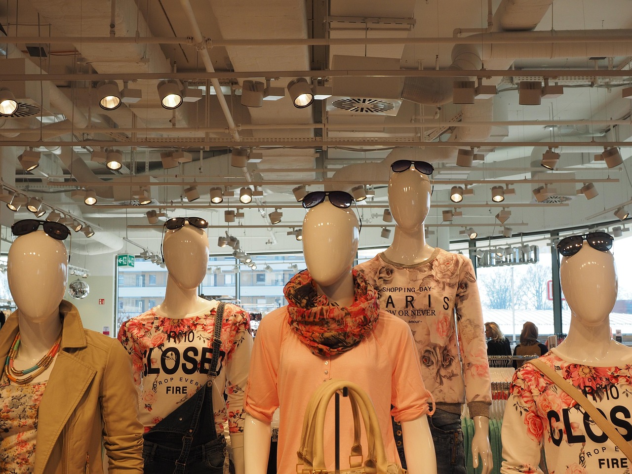 Arara para roupas de loja: guia completo para exposição profissional, organização e aumento de vendas Texto 82 artcom